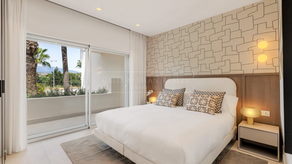 Estepona, Apartamento reformado en primera línea de playa en Bahía del Velerín, Estepona