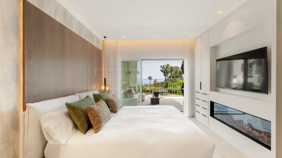 Estepona, Apartamento reformado en primera línea de playa en Bahía del Velerín, Estepona