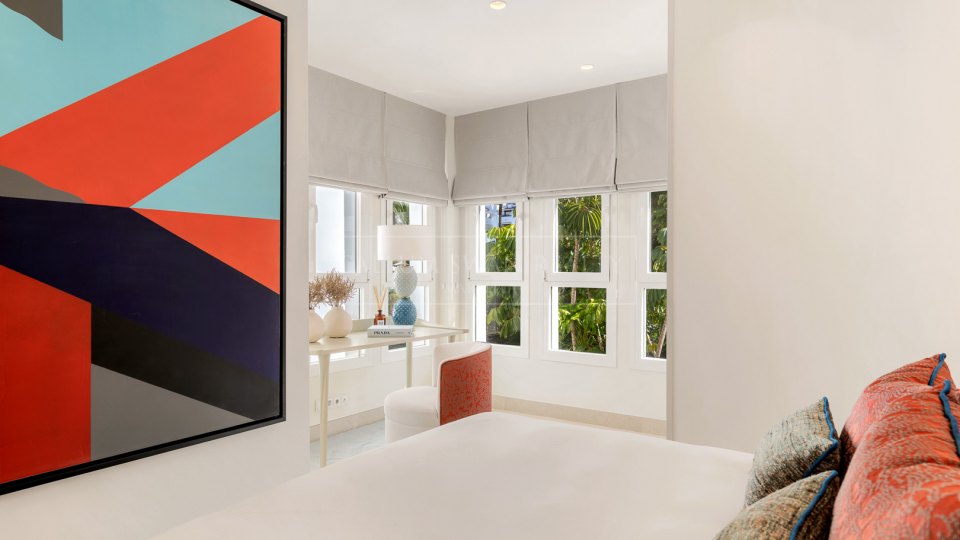 Marbella Est, Appartement rénové en bord de mer avec vue sur la mer à Los Monteros