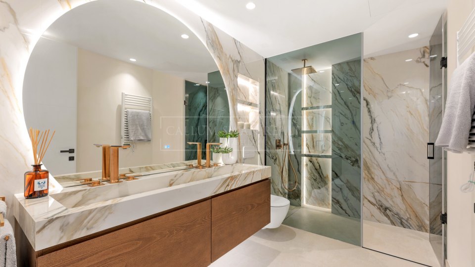 Marbella Est, Appartement rénové en bord de mer avec vue sur la mer à Los Monteros