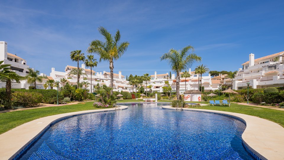 Marbella Est, Appartement rénové en bord de mer avec vue sur la mer à Los Monteros