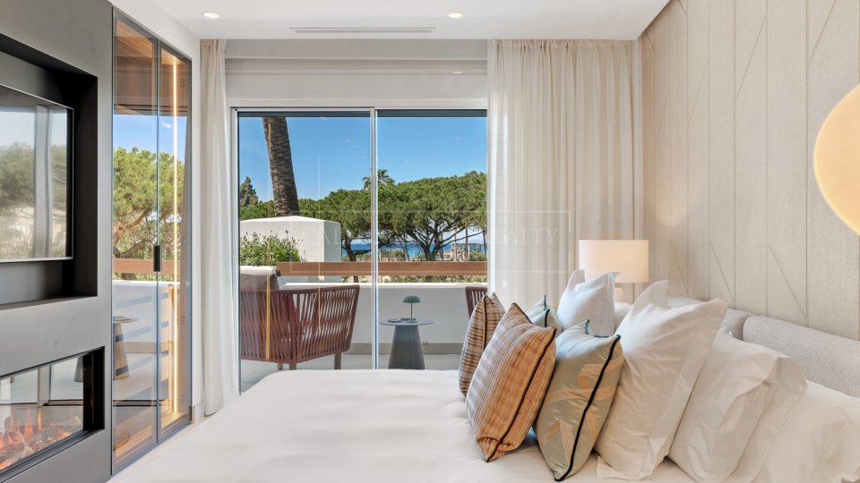 Marbella Est, Appartement rénové en bord de mer avec vue sur la mer à Los Monteros