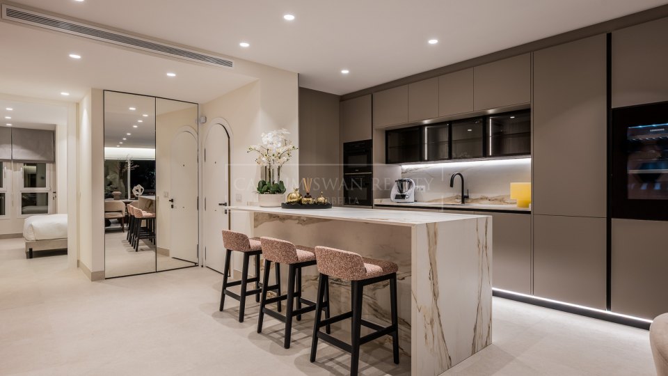Marbella Est, Appartement rénové en bord de mer avec vue sur la mer à Los Monteros