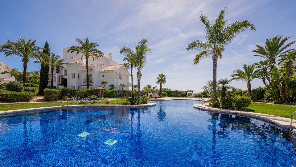 Marbella Est, Appartement rénové en bord de mer avec vue sur la mer à Los Monteros