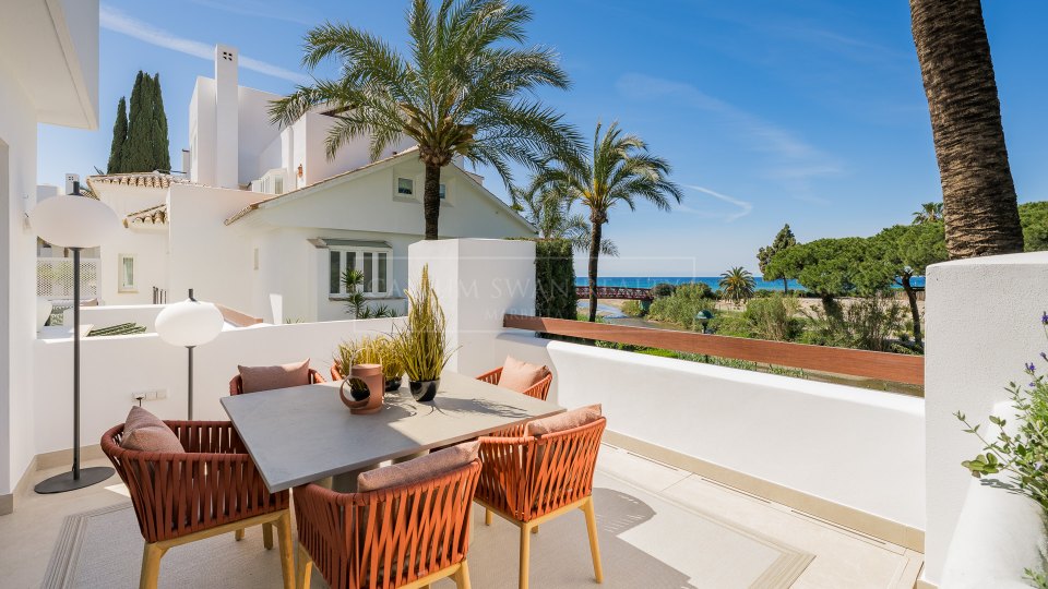 Marbella Est, Appartement rénové en bord de mer avec vue sur la mer à Los Monteros