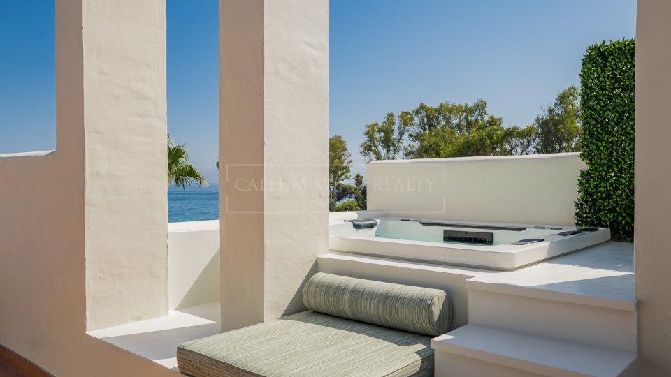 Estepona, Penthouse élégant offrant une vue sur la mer à Bahía del Velerín