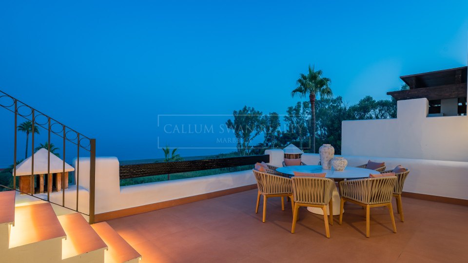 Estepona, Penthouse élégant offrant une vue sur la mer à Bahía del Velerín