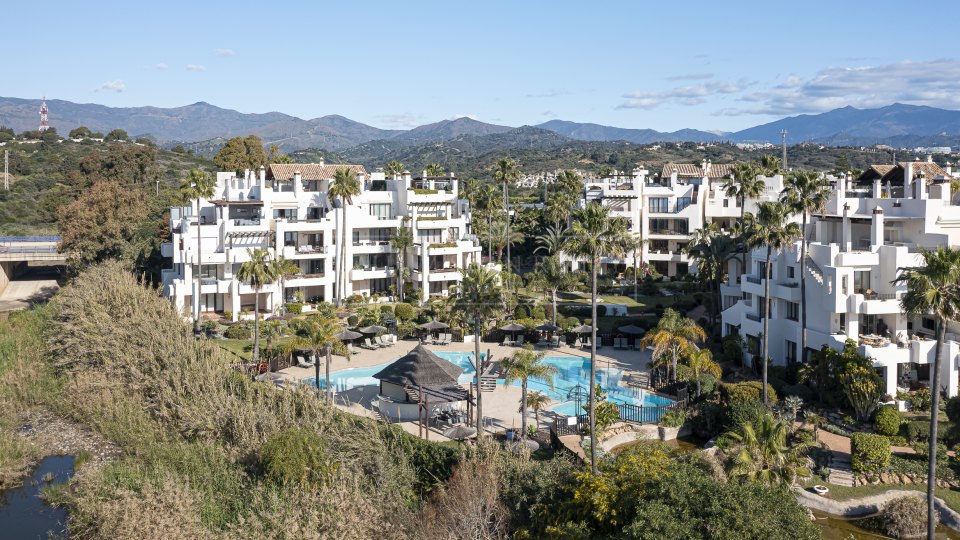 Estepona, Penthouse élégant offrant une vue sur la mer à Bahía del Velerín