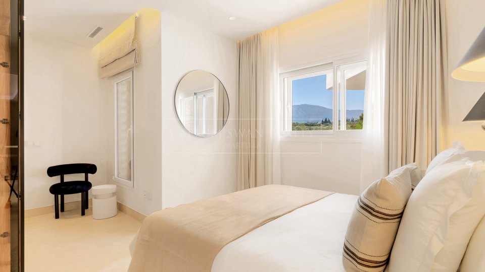 Estepona, Penthouse élégant offrant une vue sur la mer à Bahía del Velerín