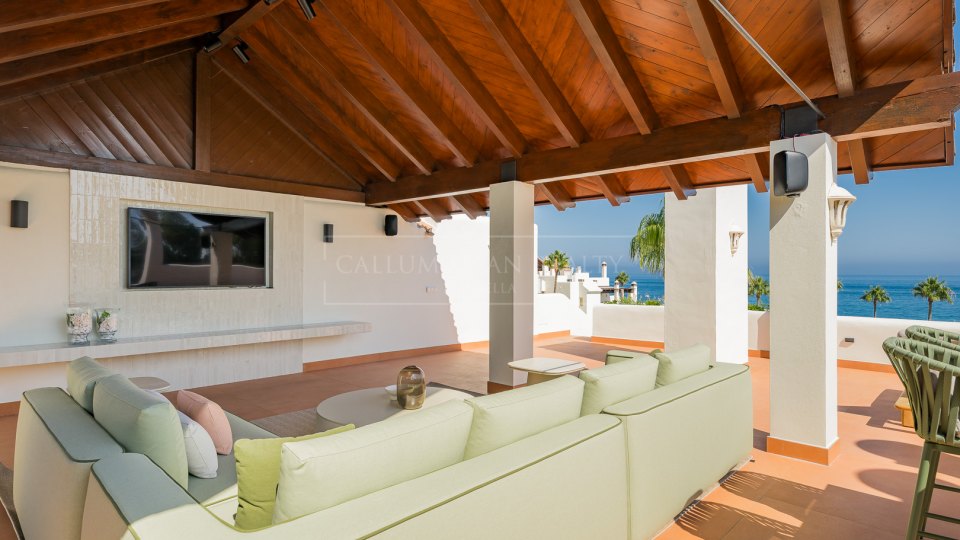Estepona, Penthouse élégant offrant une vue sur la mer à Bahía del Velerín
