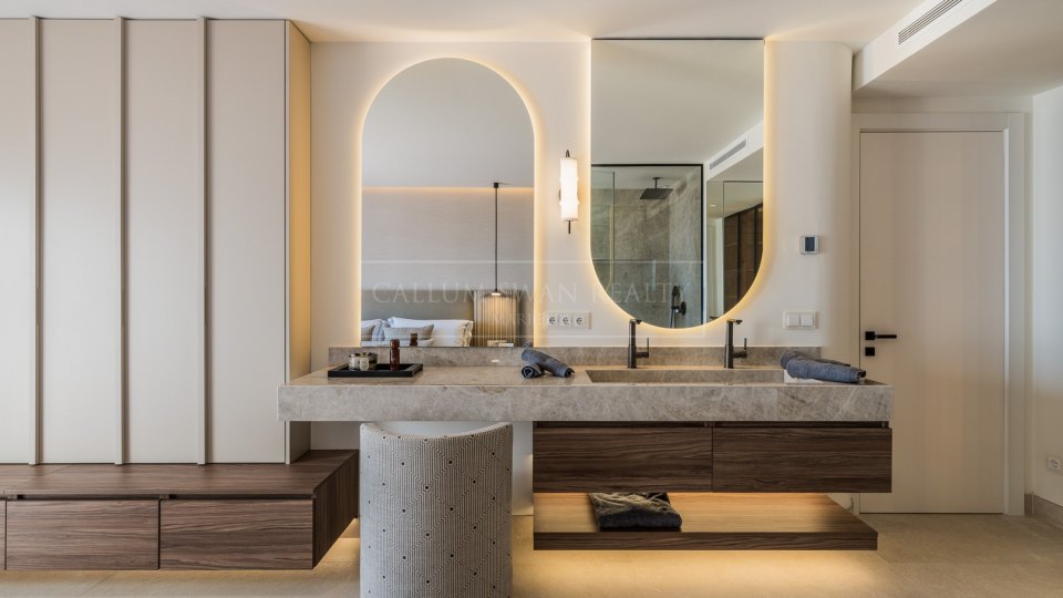 Estepona, Penthouse élégant offrant une vue sur la mer à Bahía del Velerín