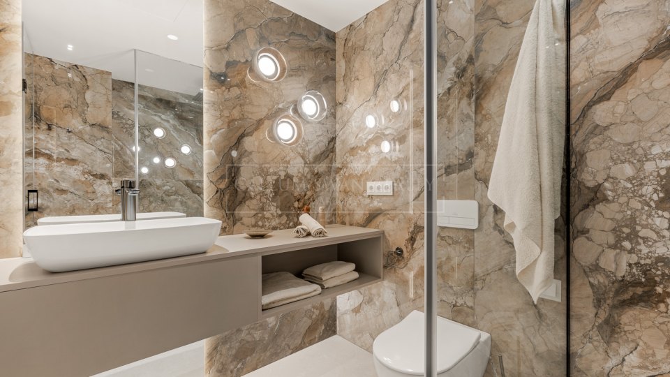 Estepona, Penthouse élégant offrant une vue sur la mer à Bahía del Velerín