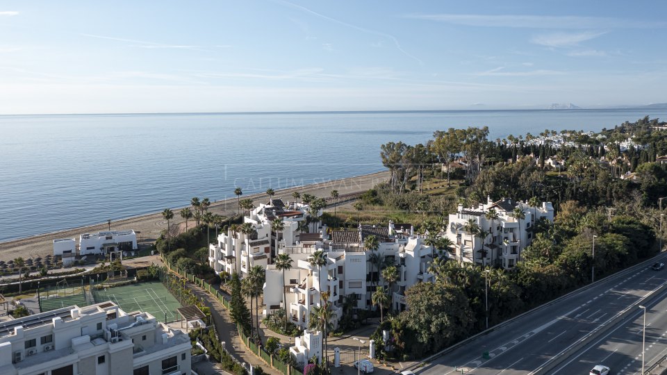 Estepona, Penthouse élégant offrant une vue sur la mer à Bahía del Velerín