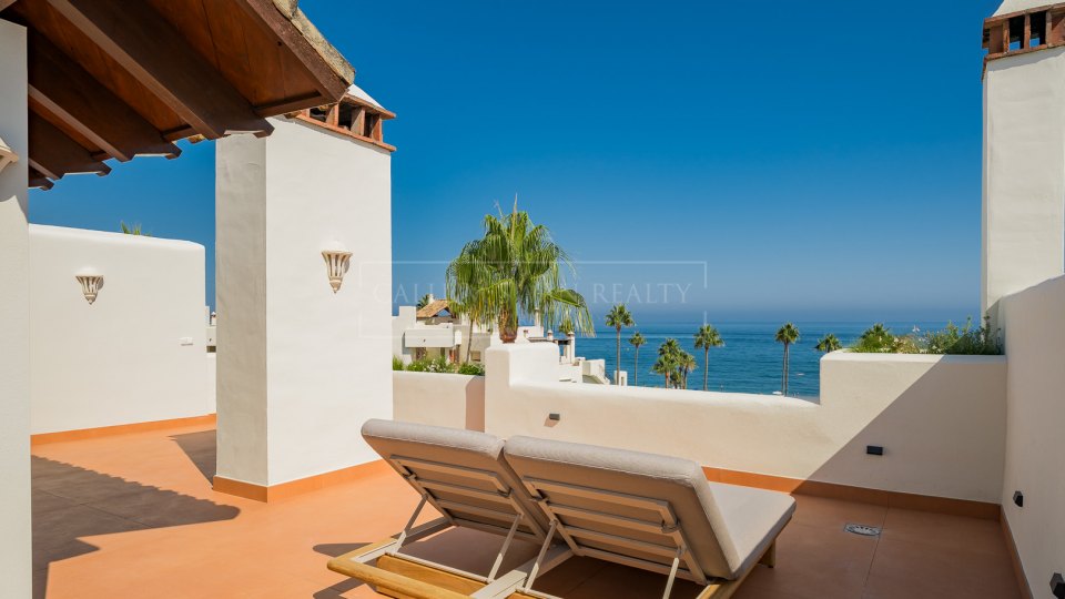 Estepona, Penthouse élégant offrant une vue sur la mer à Bahía del Velerín