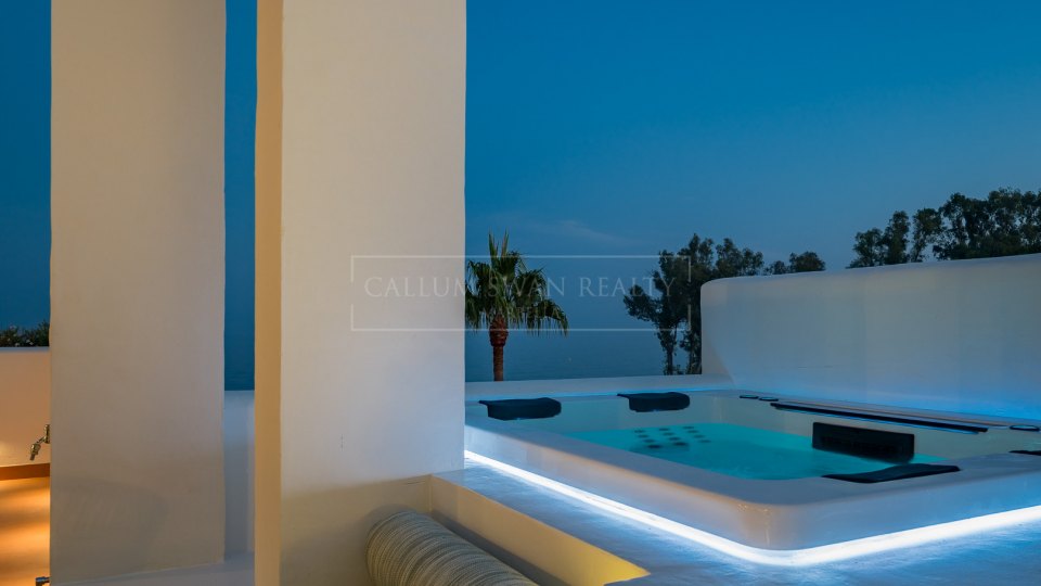 Estepona, Penthouse élégant offrant une vue sur la mer à Bahía del Velerín