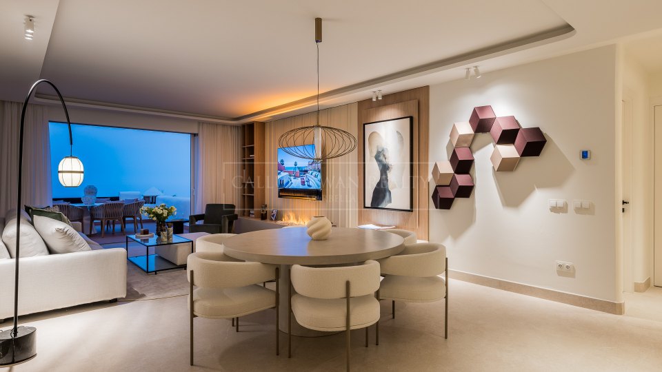 Estepona, Penthouse élégant offrant une vue sur la mer à Bahía del Velerín