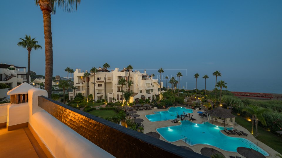 Estepona, Penthouse élégant offrant une vue sur la mer à Bahía del Velerín