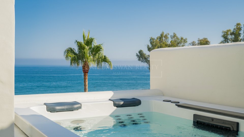 Estepona, Penthouse élégant offrant une vue sur la mer à Bahía del Velerín