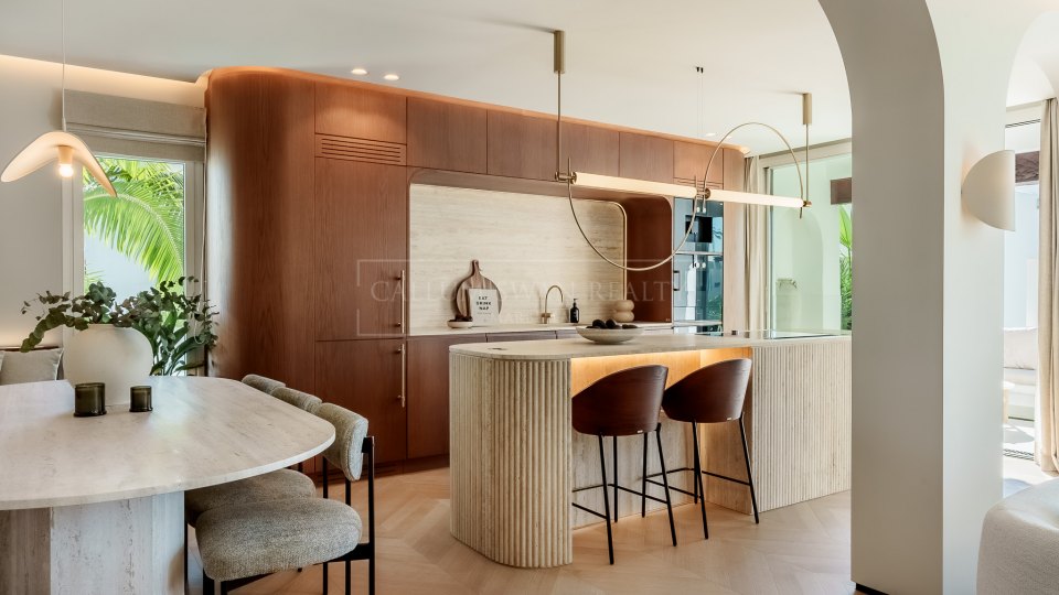 Estepona, Splendide penthouse en front de mer sur la New Golden Mile avec une jolie vue sur la mer