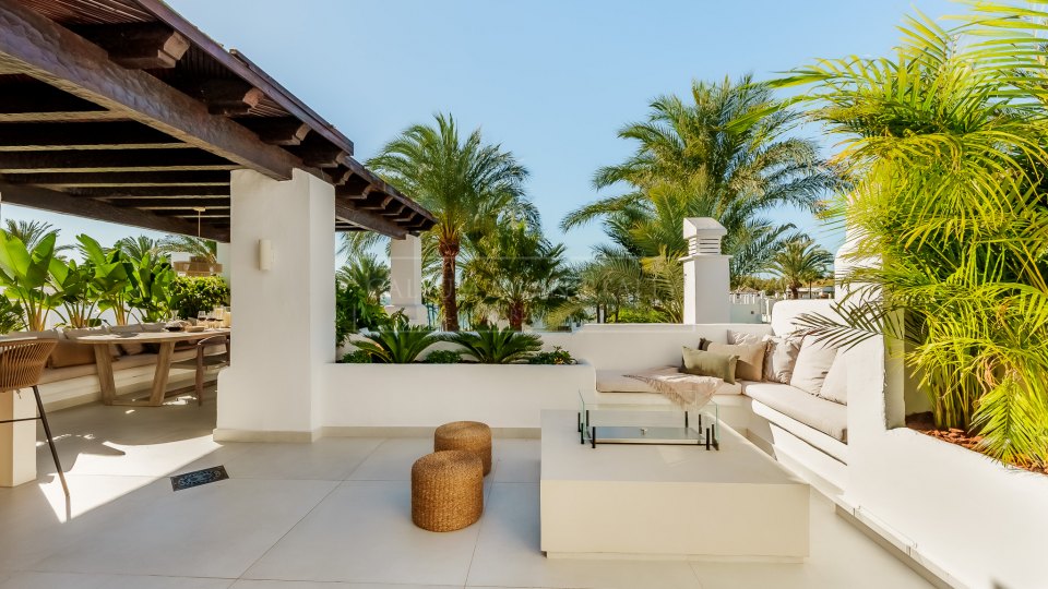 Estepona, Splendide penthouse en front de mer sur la New Golden Mile avec une jolie vue sur la mer