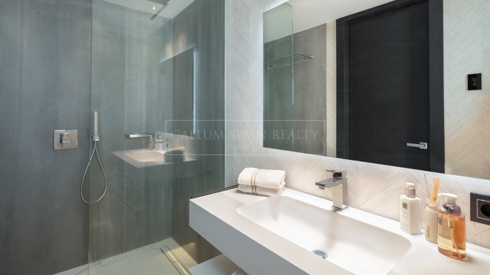 Marbella - Puerto Banus, Stunning luxury apartment within Puerto Banus with lovely sea views
