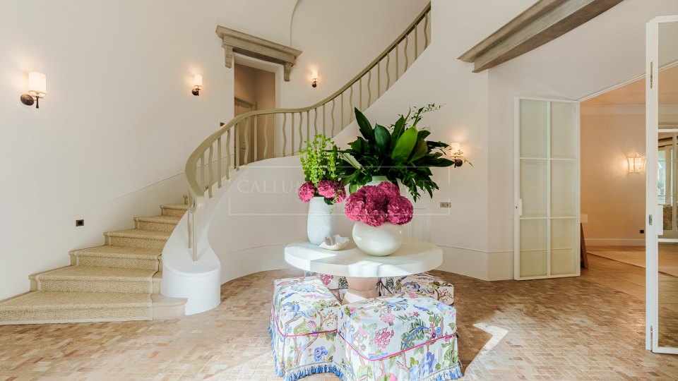 Marbella Golden Mile, Villa de luxe d'une élégance classique et du charme de Marbella à côté de Puente Romano