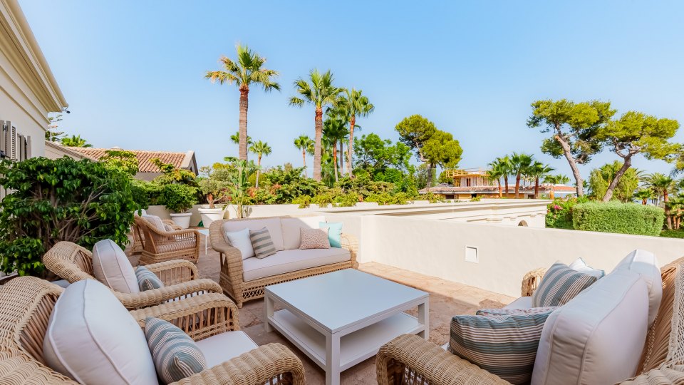 Marbella Golden Mile, Villa de luxe d'une élégance classique et du charme de Marbella à côté de Puente Romano