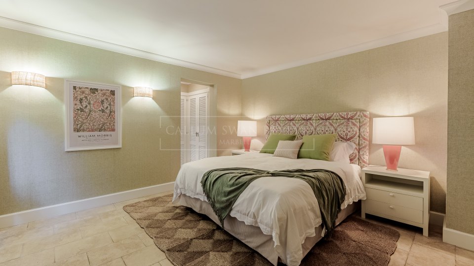 Marbella Golden Mile, Villa de luxe d'une élégance classique et du charme de Marbella à côté de Puente Romano
