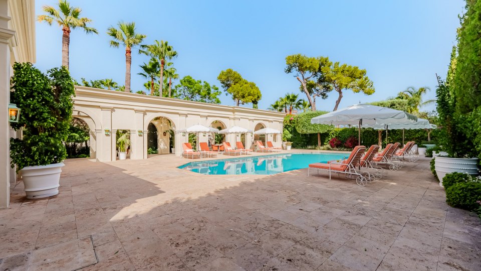 Marbella Golden Mile, Villa de luxe d'une élégance classique et du charme de Marbella à côté de Puente Romano