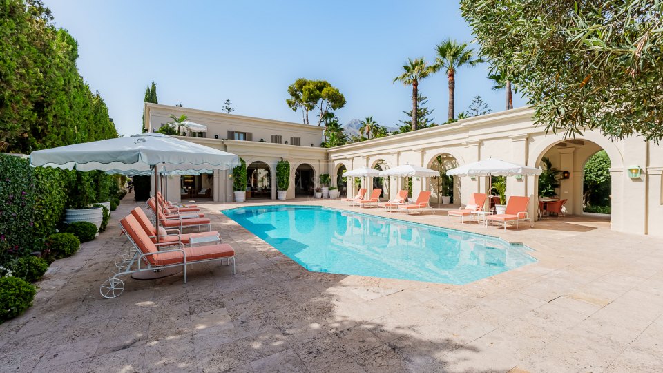 Marbella Golden Mile, Villa de luxe d'une élégance classique et du charme de Marbella à côté de Puente Romano