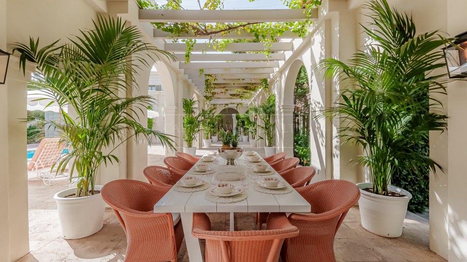 Marbella Golden Mile, Villa de luxe d'une élégance classique et du charme de Marbella à côté de Puente Romano