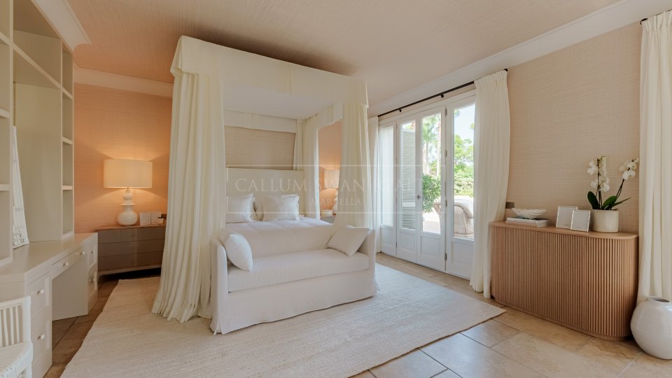 Marbella Golden Mile, Villa de luxe d'une élégance classique et du charme de Marbella à côté de Puente Romano