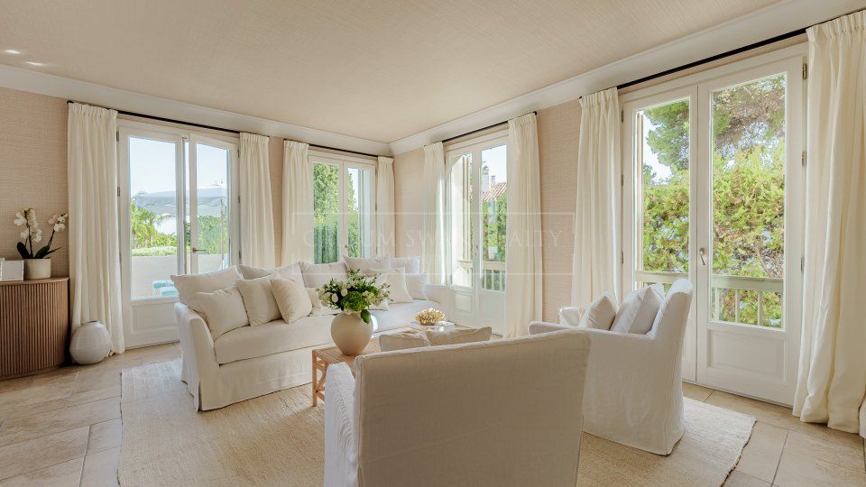 Marbella Golden Mile, Villa de luxe d'une élégance classique et du charme de Marbella à côté de Puente Romano