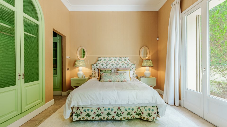 Marbella Golden Mile, Villa de luxe d'une élégance classique et du charme de Marbella à côté de Puente Romano