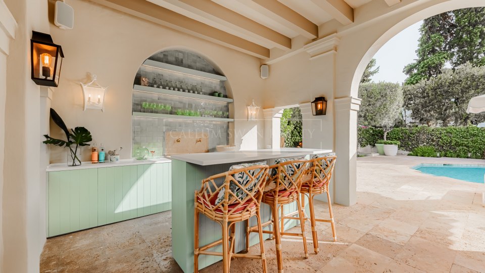 Marbella Golden Mile, Villa de luxe d'une élégance classique et du charme de Marbella à côté de Puente Romano