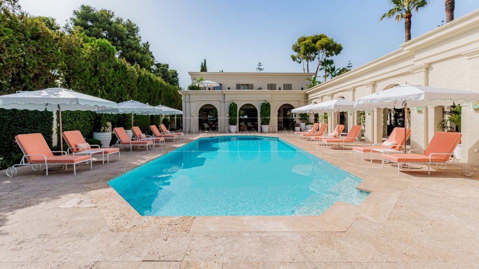 Marbella Golden Mile, Villa de luxe d'une élégance classique et du charme de Marbella à côté de Puente Romano