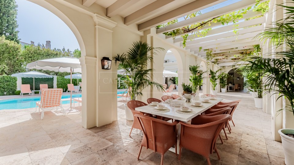 Marbella Golden Mile, Villa de luxe d'une élégance classique et du charme de Marbella à côté de Puente Romano