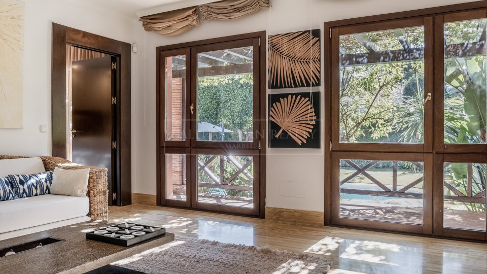 Marbella Golden Mile, Luxurious Balinese-Style Villa on Marbella's Golden Mile, a short walk from the beach