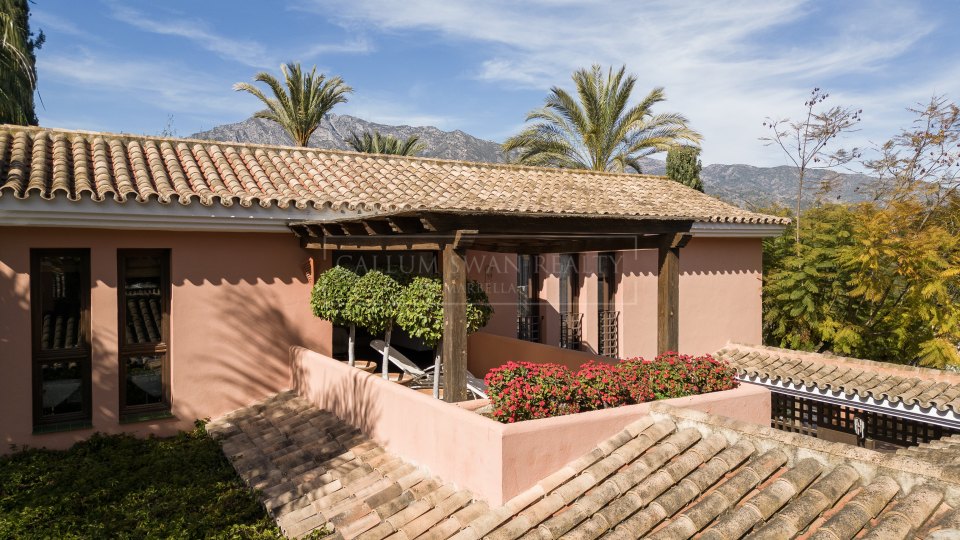 Marbella Golden Mile, Luxurious Balinese-Style Villa on Marbella's Golden Mile, a short walk from the beach