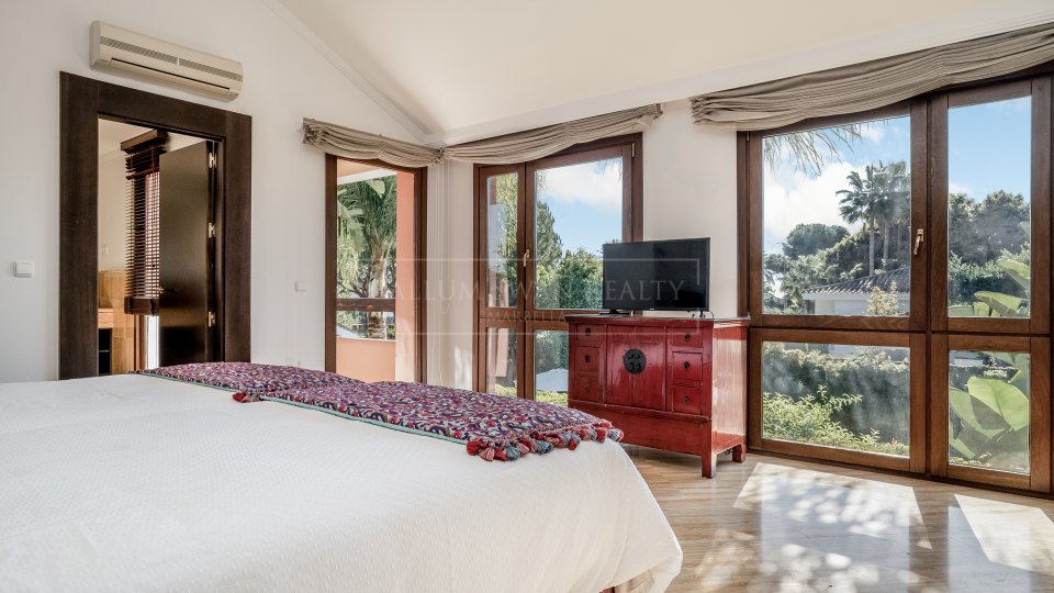 Marbella Golden Mile, Luxurious Balinese-Style Villa on Marbella's Golden Mile, a short walk from the beach