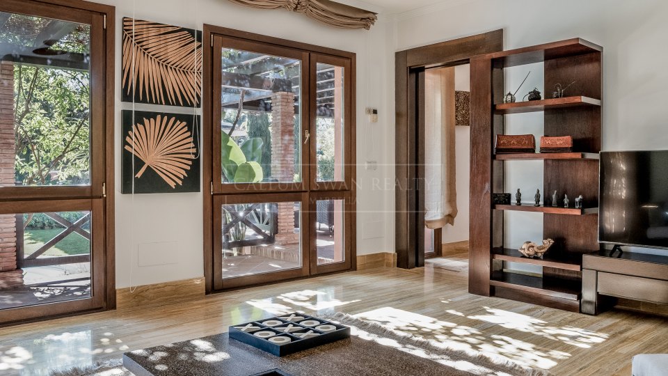 Marbella Golden Mile, Luxurious Balinese-Style Villa on Marbella's Golden Mile, a short walk from the beach