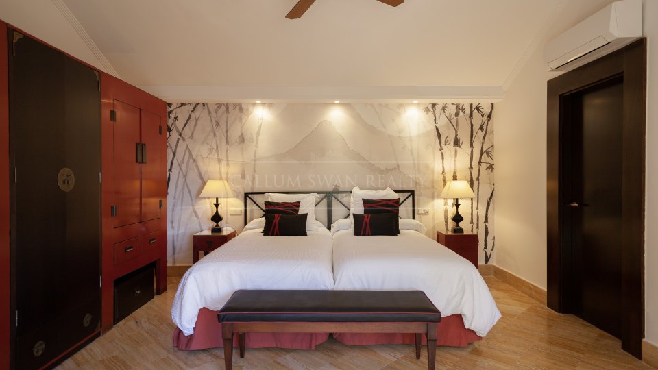 Marbella Golden Mile, Luxurious Balinese-Style Villa on Marbella's Golden Mile, a short walk from the beach