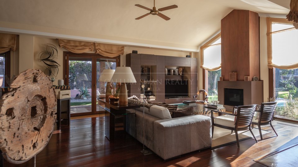 Marbella Golden Mile, Luxurious Balinese-Style Villa on Marbella's Golden Mile, a short walk from the beach