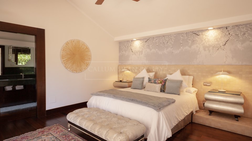 Marbella Golden Mile, Luxurious Balinese-Style Villa on Marbella's Golden Mile, a short walk from the beach