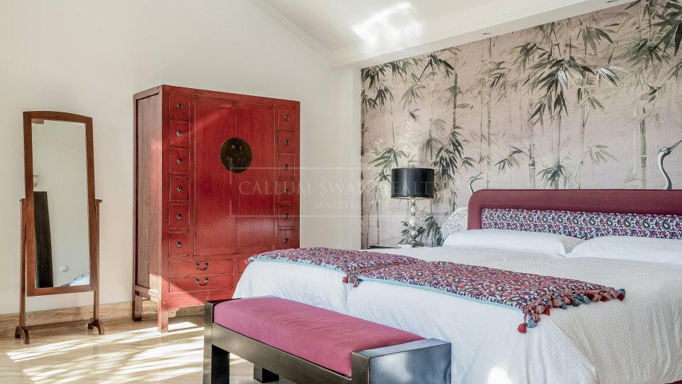 Marbella Golden Mile, Luxurious Balinese-Style Villa on Marbella's Golden Mile, a short walk from the beach