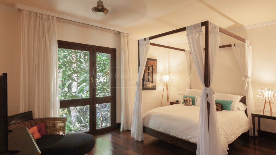 Marbella Golden Mile, Luxurious Balinese-Style Villa on Marbella's Golden Mile, a short walk from the beach