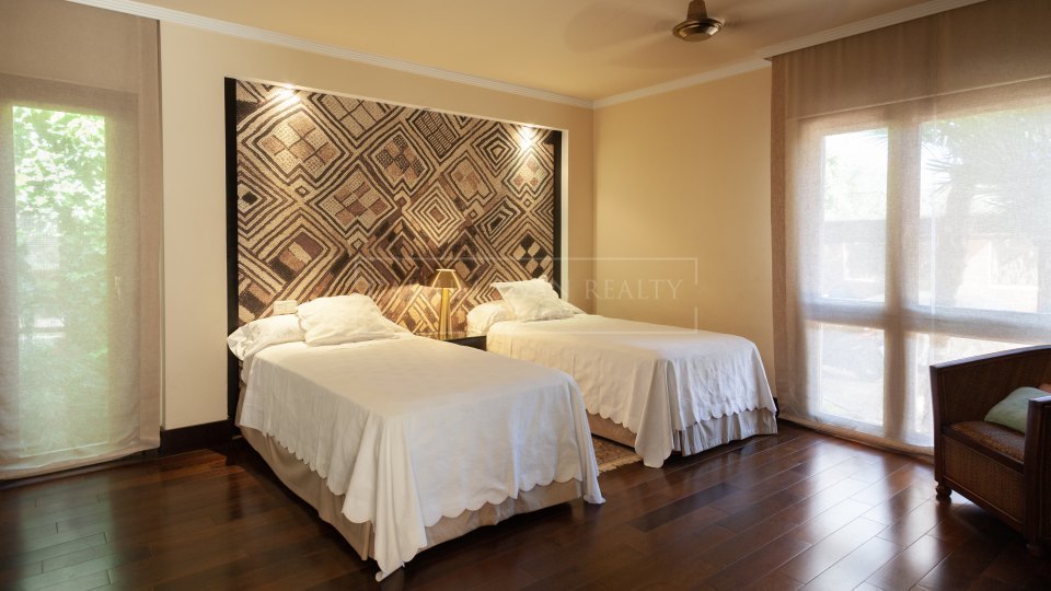 Marbella Golden Mile, Luxurious Balinese-Style Villa on Marbella's Golden Mile, a short walk from the beach