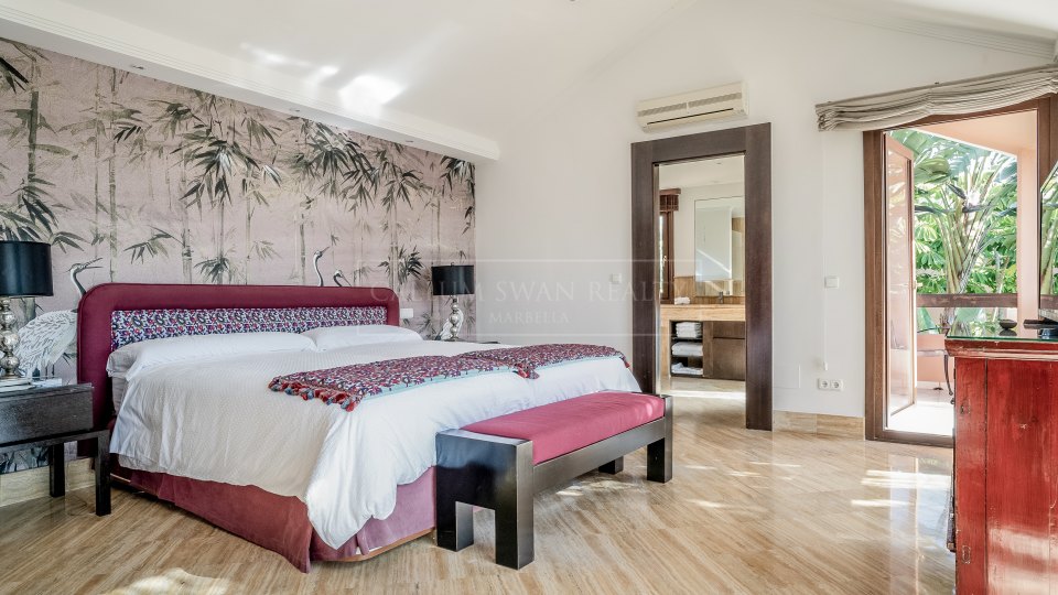 Marbella Golden Mile, Luxurious Balinese-Style Villa on Marbella's Golden Mile, a short walk from the beach