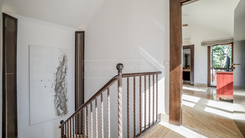Marbella Golden Mile, Luxurious Balinese-Style Villa on Marbella's Golden Mile, a short walk from the beach