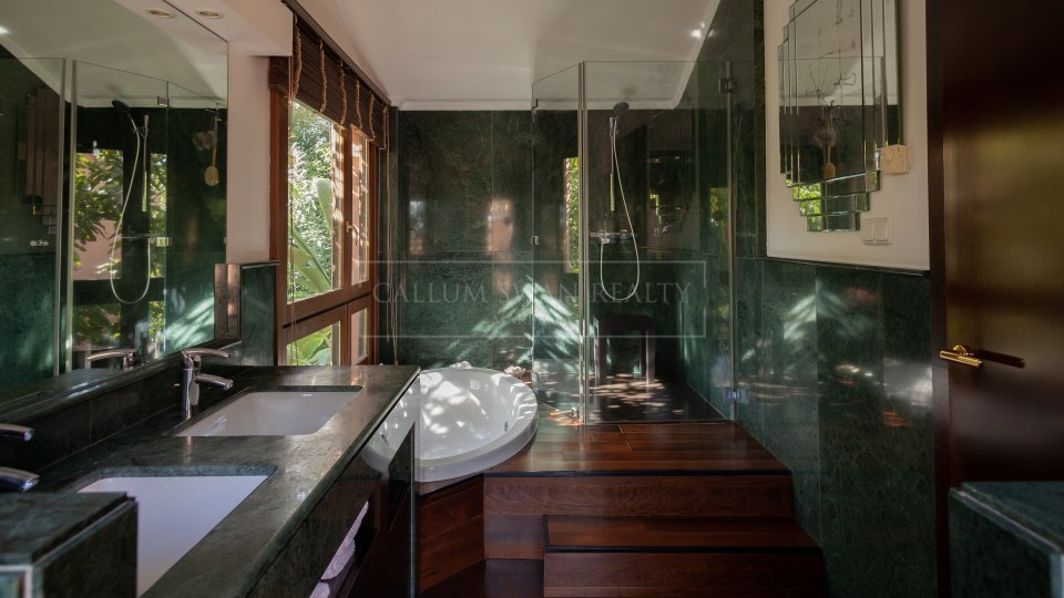 Marbella Golden Mile, Luxurious Balinese-Style Villa on Marbella's Golden Mile, a short walk from the beach